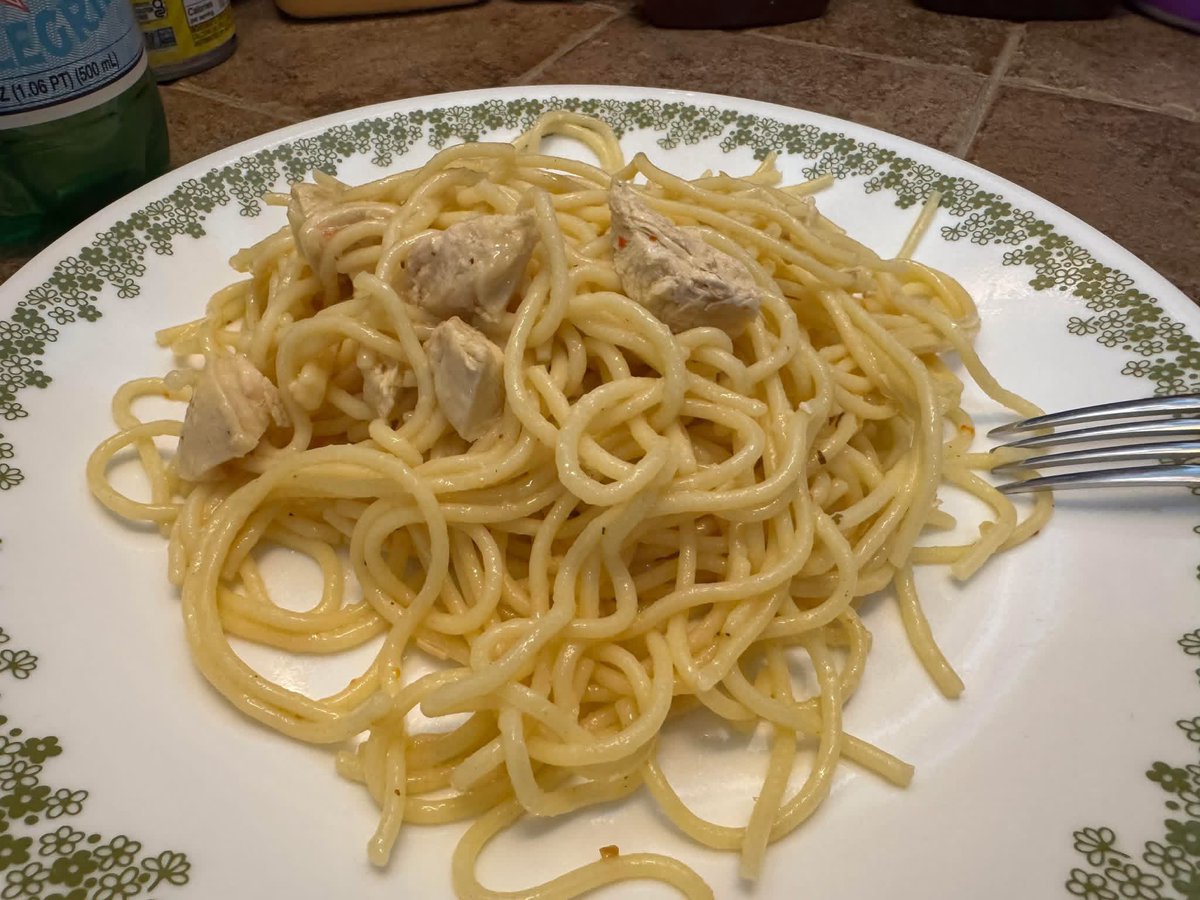 eatinerni's tweet image. Who likes chicken Alfredo? 😵