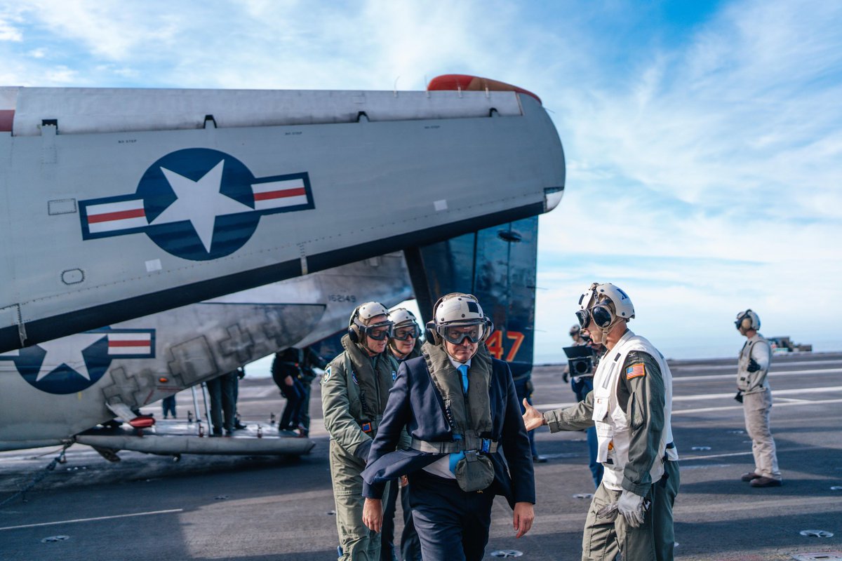 🇺🇸🇨🇱 | El <a href="/PresidenteKast/">José Antonio Kast Rist</a> llego al Portaviones, en un avion Grumman C-2A Greyhound (BuNo 162149), identificado como RAWHD47 y asignado al escuadrón "Rawhides" del Escuadrón de Apoyo Logístico de la Flota (VRC) 40, ha estado operando en apoyo del portaaviones de clase Nimitz USS
