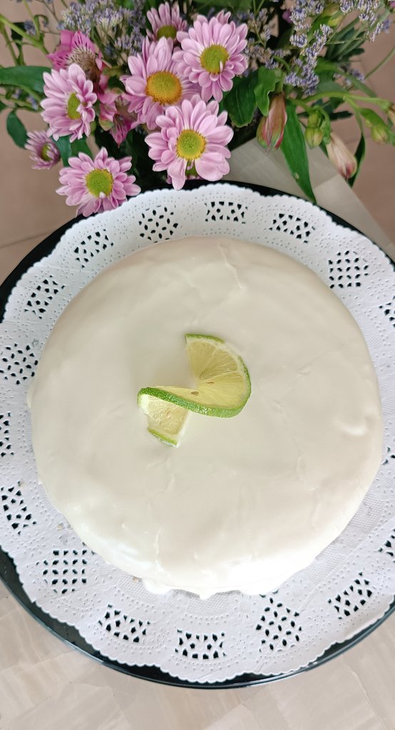 RosinaQuintana's tweet photo. Fresco CAKE DE LIMÓN 🍋  Delicioso bizcocho de limón, relleno de crema de limón y cubierto de glaseado de limón 😋 #rosiqui #rosiquishop #repostería #pastel #limon #cumpleaños #aniversario #vegan #cakeshop #FelizJueves https://t.co/PvhXzl6hen