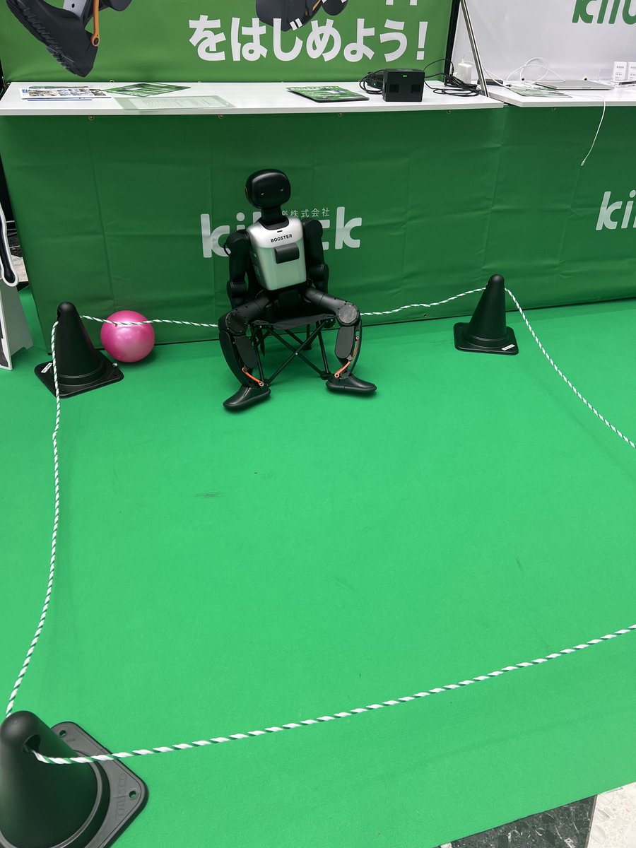 TokiwaTec's tweet photo. AIロボは、オッサンの寛ぎ方も学習するとは恐るべし。 https://t.co/xHsjiD6YDo