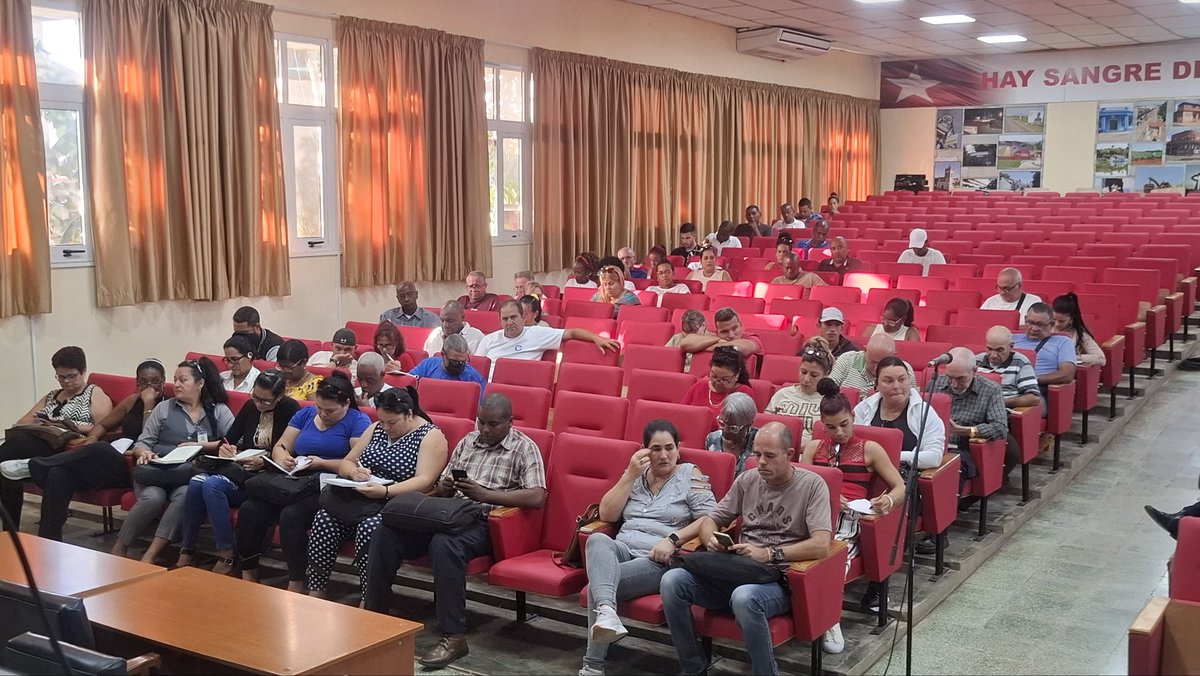 edua_acosta93's tweet image. 📣 En reunión de cuadros principales de #Artemisa se realizó la convocatoria al Desfile del Primero de Mayo.  Un día de unidad, compromiso y orgullo obrero. #1Mayo #LaPatriaSeDefiende ✊🇨🇺