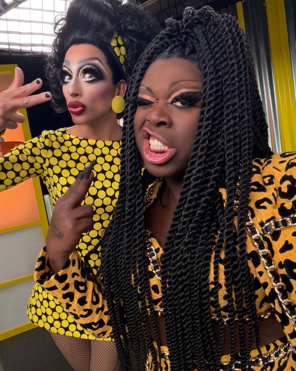 RuPaulsDragRace's tweet image. What do @TheBiancaDelRio &amp;amp; @thatonequeen do successfully? Host #ThePitStop! 🤭 The official Season 18 Finale Ru-cap drops TOMORROW at noon on the #DragRace YouTube channel! 👠