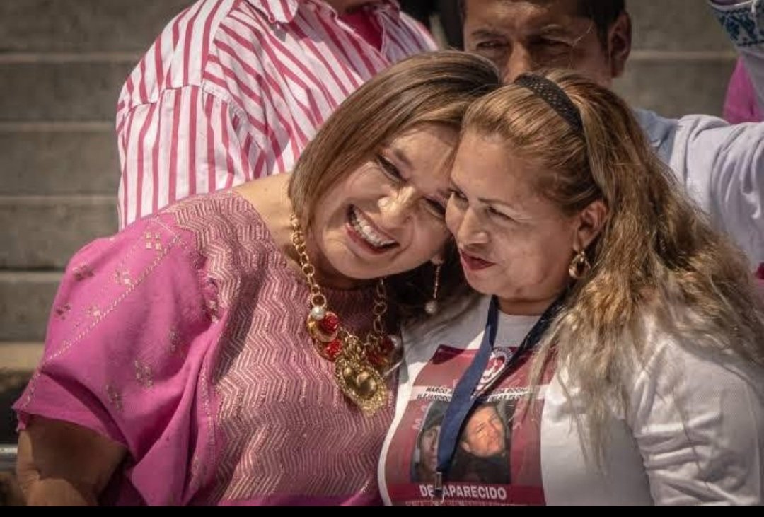 Abrazando a la líder de secuestradores LOS TOLMEX Xóchilt Gálvez y la hermana presa
