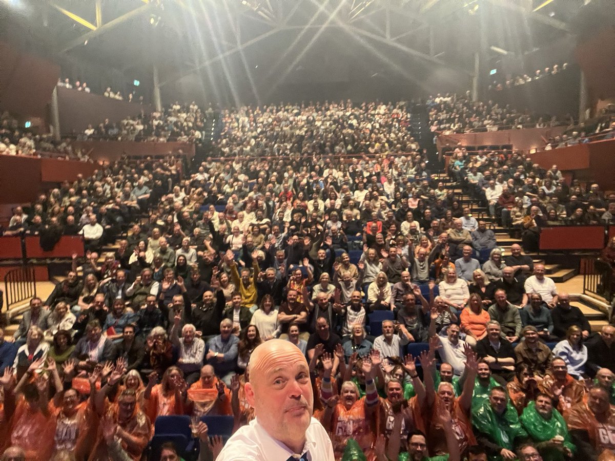 almurray's tweet image. Basingstoke has spoken!
@AnvilArts 
#standup #comedy #robots