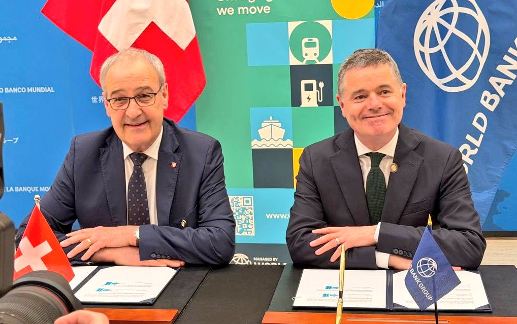 ParmelinG's tweet image. I signed an agreement with @WorldBank to modernise Ukraine’s railways system. Reliable transport infrastructure supports trade, economic recovery and job creation. The project complements 🇨🇭 Switzerland’s private‑sector support and planned cooperation with Swiss Federal Railways.