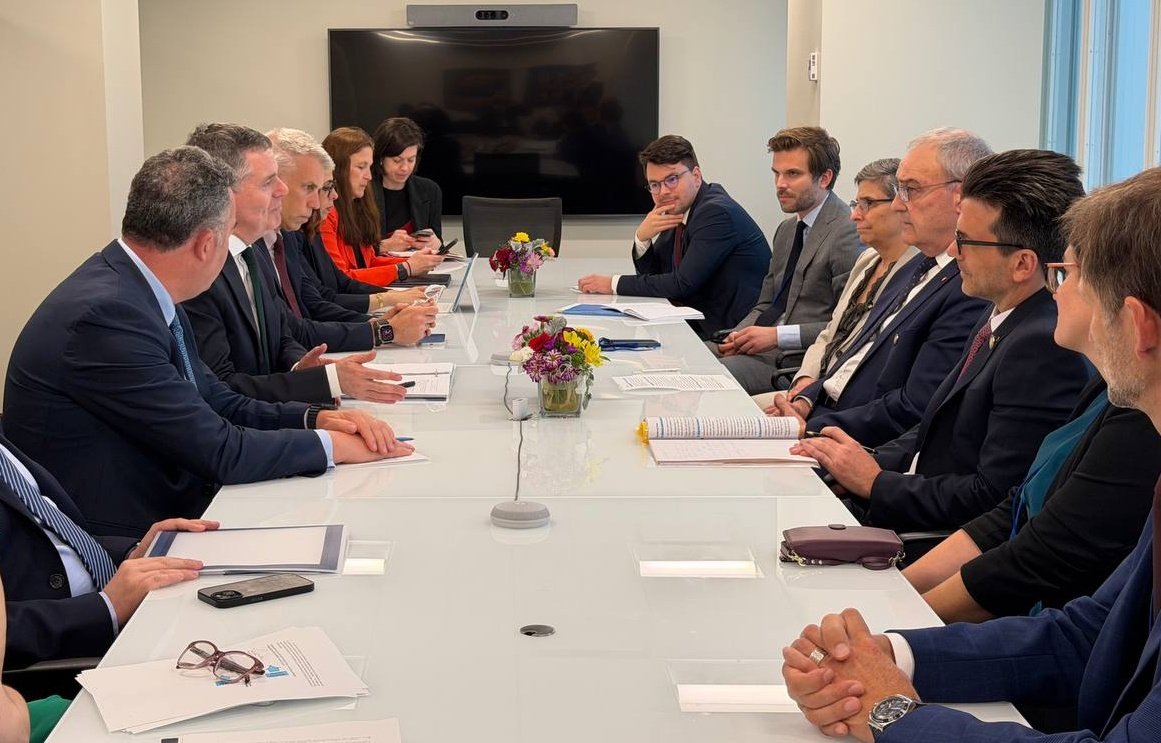 ParmelinG's tweet image. I signed an agreement with @WorldBank to modernise Ukraine’s railways system. Reliable transport infrastructure supports trade, economic recovery and job creation. The project complements 🇨🇭 Switzerland’s private‑sector support and planned cooperation with Swiss Federal Railways.