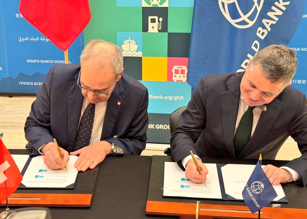 ParmelinG's tweet image. I signed an agreement with @WorldBank to modernise Ukraine’s railways system. Reliable transport infrastructure supports trade, economic recovery and job creation. The project complements 🇨🇭 Switzerland’s private‑sector support and planned cooperation with Swiss Federal Railways.