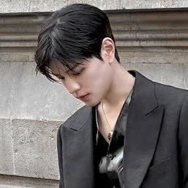 #현양승
승과 현한테 고백받은 양. 양 당연히 현 선택함. 혼자서 암것도 못하고 멘탈 잘 망가지고 웃는 얼굴 뒤 상처투성이인 현을 자기가 거절하면 현이 잘못될까 봐. 승이 왜 걔야? 하면,

난 현짅이형이 너무               난 너한테 영원히 
안쓰러워…                             2등이구나…