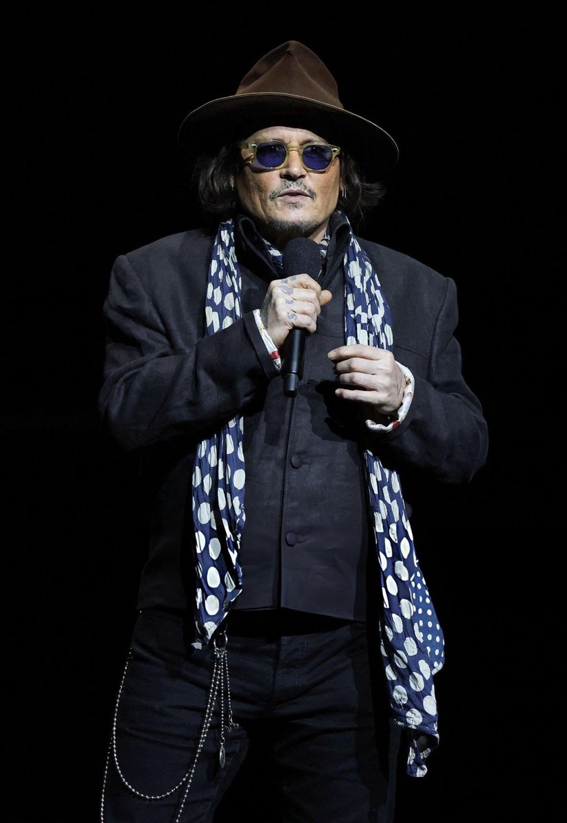JerrieDepp's tweet image. More photos of #JohnnyDepp to bless our timelines again! LFG! 🥳🤙🏼 

Eh… so… uhm… when will they drop the trailer for  "Ebenezer: A Christmas Carol" 🙈 asking for a friend 🫣