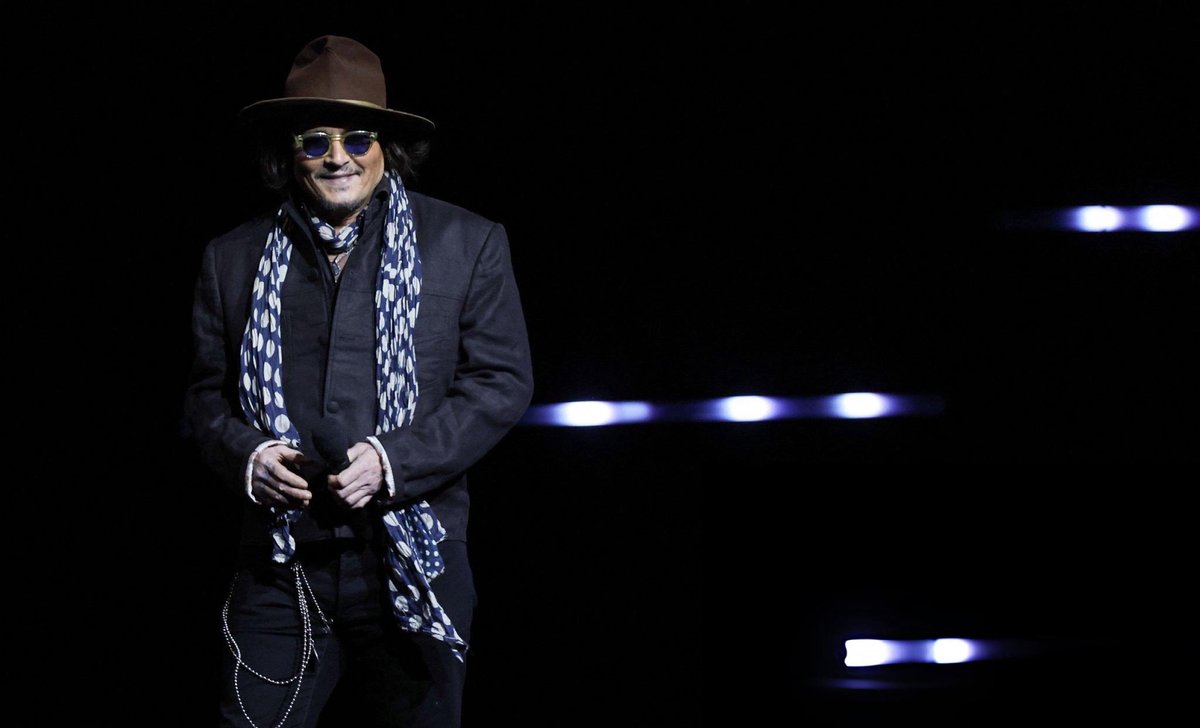 JerrieDepp's tweet image. More photos of #JohnnyDepp to bless our timelines again! LFG! 🥳🤙🏼 

Eh… so… uhm… when will they drop the trailer for  "Ebenezer: A Christmas Carol" 🙈 asking for a friend 🫣