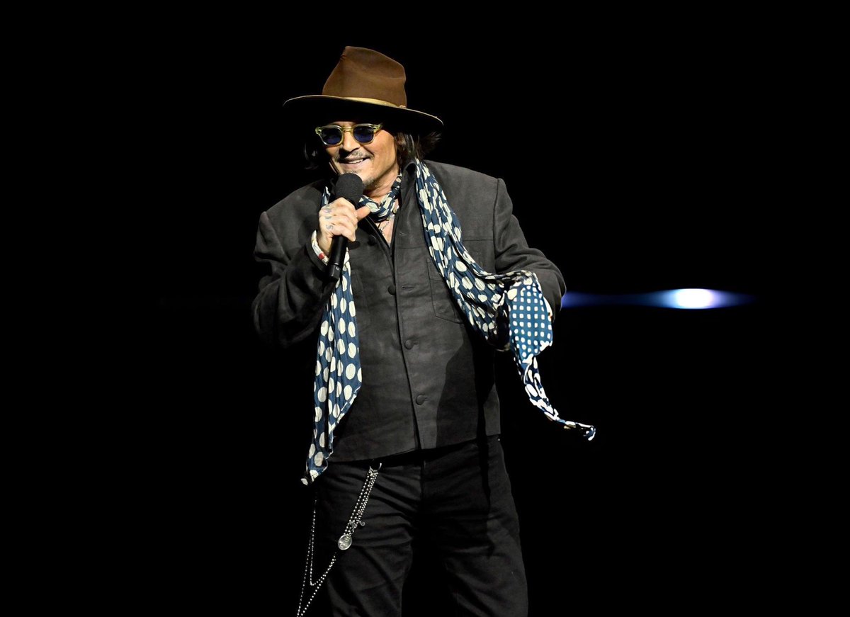 JerrieDepp's tweet image. More photos of #JohnnyDepp to bless our timelines again! LFG! 🥳🤙🏼 

Eh… so… uhm… when will they drop the trailer for  "Ebenezer: A Christmas Carol" 🙈 asking for a friend 🫣