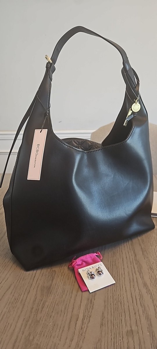 fearles59324823's tweet image. Another great free giveaway recieved from one of my sellers on #Poshmark ... Love that platform, low prices, great auctions, and free stuff....