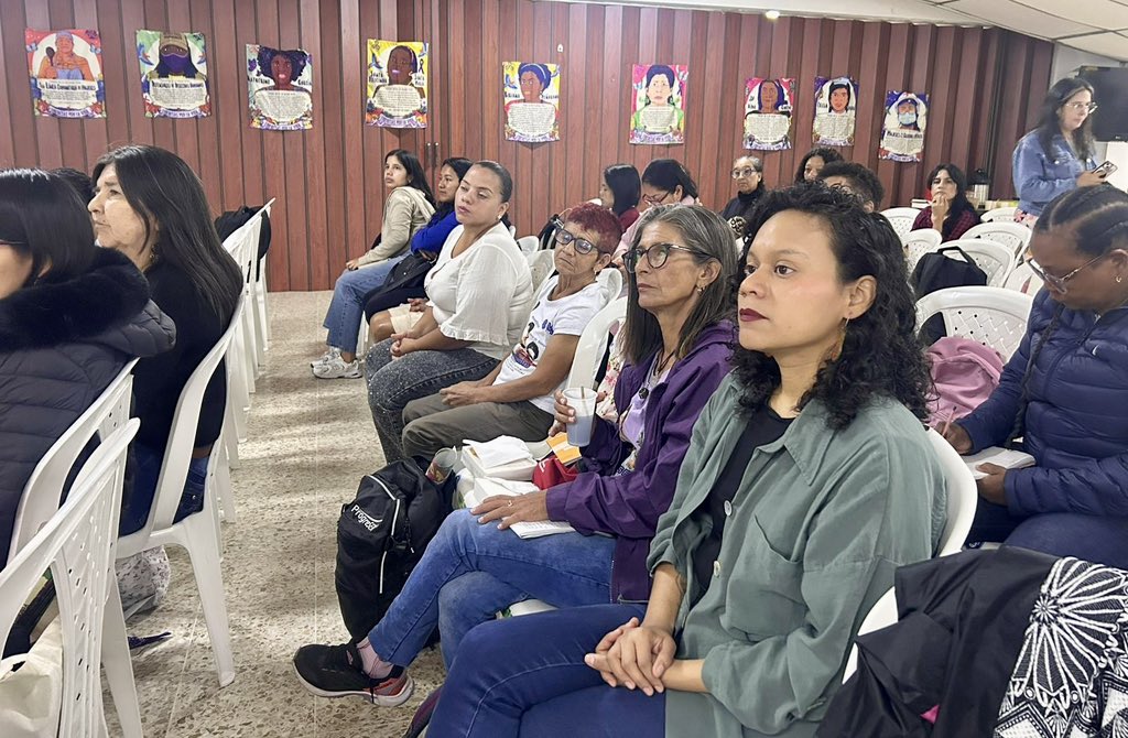 MisionONUCol's tweet image. Socializar el #PlanDeAcciónNacional de la #Resolución1325 es clave para avanzar en su territorialización. Participamos en una sesión promovida por @cdrcorporacion en #Cali, donde se analizaron retos y oportunidades de la participación de las mujeres en la implementación del #PAN.