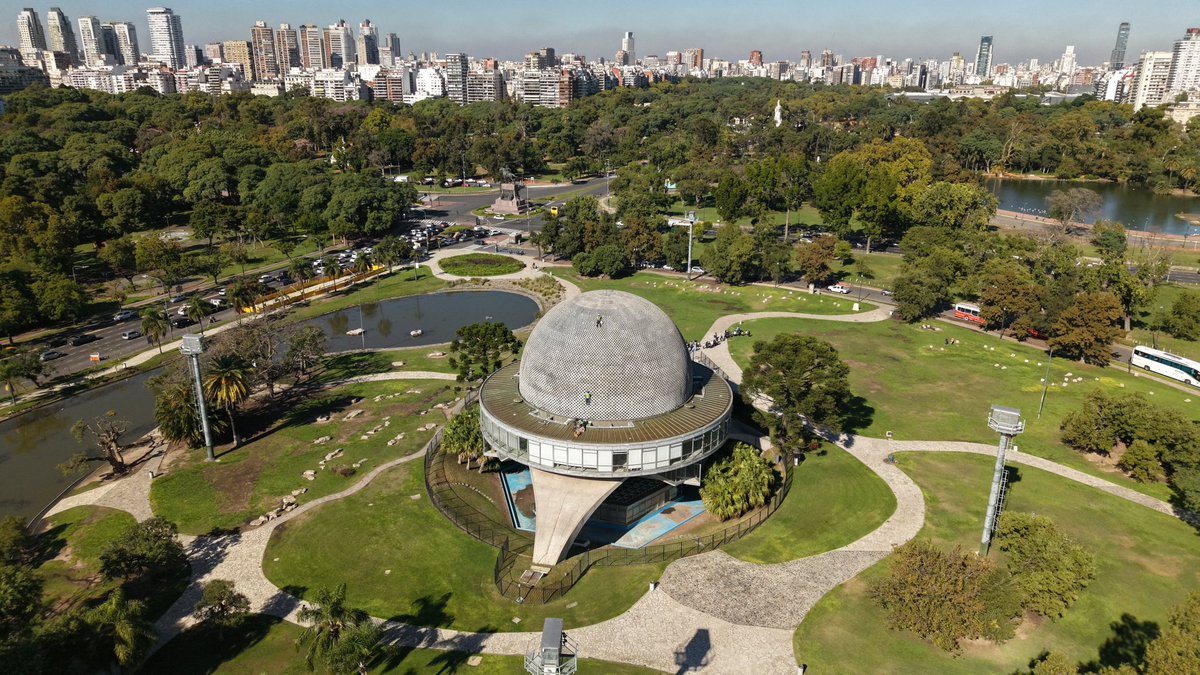 💡Durante este mes vamos a renovar por completo toda la iluminación del Planetario Galileo Galilei.

Reemplazamos 360 luces en la cúpula, que estaban desgastadas y amarillentas, por tecnología más moderna. Además, sumamos luminarias en las patas para mejorar la iluminación del