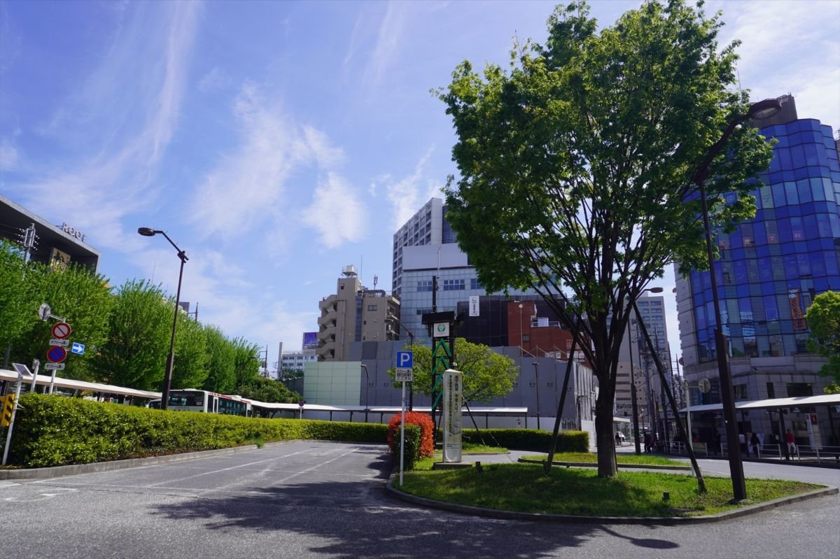 荻窪駅の目の前で高層マンションと商業施設から構成される複合開発計画浮上！！

東京都杉並区上荻一丁目に建設される地上16階、地下1階、高さ59.99m、総戸数79戸の高層タワー型マンション“(仮称)杉並区上荻1丁目計画”既存建築物解体状況！！ skyscrapers-and-urbandevelopment.com/page-256/page-…
