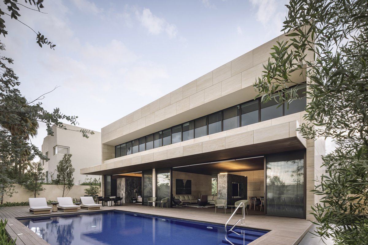 arqcommx's tweet photo. Casa ZTG en Guadalajara: muros de travertino, roble europeo y mármoles Verde Apli y arabescato crean interiores elegantes y sensoriales. Espacios públicos se abren con muros de vidrio retráctiles a terraza, alberca y jacuzzi. https://t.co/ACuFwUEPBl