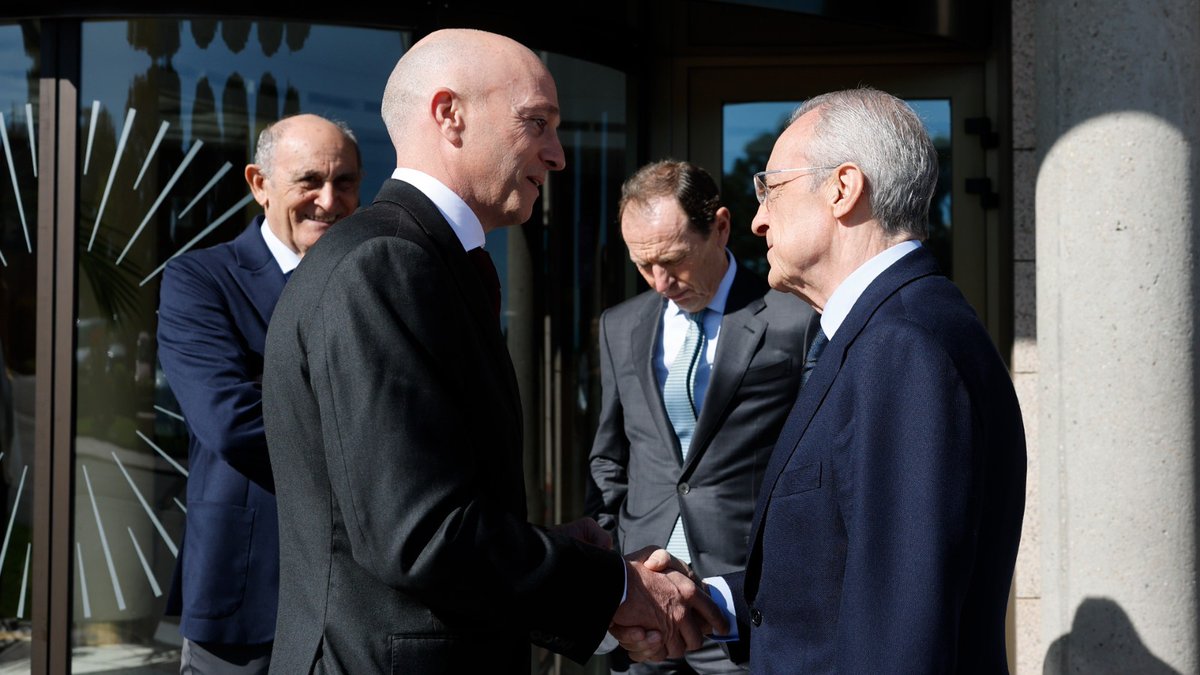 El presidente acude al tanatorio por el fallecimiento de José Emilio Santamaría.
🔗 bit.ly/Presidente_San…
The president attends the funeral home for the passing of José Emilio Santamaría.
🔗 bit.ly/President_Sant…
<a href="/realmadrid/">Real Madrid C.F.</a> <a href="/realmadriden/">Real Madrid C.F. 🇬🇧🇺🇸</a> <a href="/realmadridfra/">Real Madrid C.F. 🇫🇷</a> <a href="/realmadridfem/">Real Madrid C.F.</a>