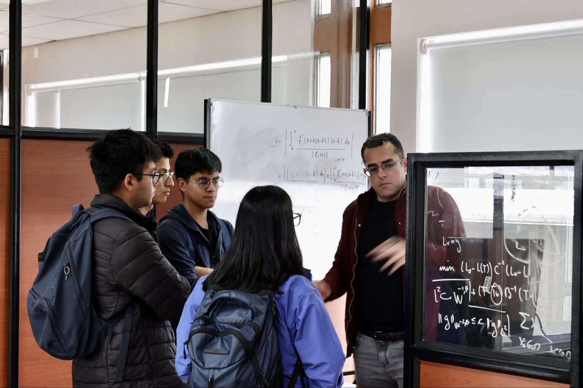 ModeMatEC's tweet photo. 📢Recibimos la visita de estudiantes de pregrado de la #EPN. Durante la jornada conocieron nuestros proyectos, además de las exposiciones de nuestros investigadores sobre sus trabajos actuales. Impulsamos estos espacios para inspirar a futuras generaciones de investigadores. https://t.co/o1b0Vs6HeI
