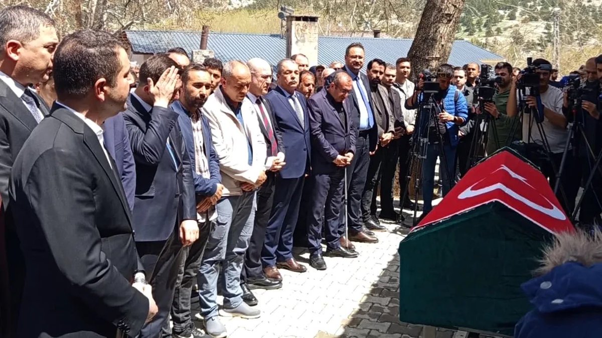 OrhanYILDIRIM__'s tweet photo. Kahramanmaraş’ta yaşanan katliamda öğrencilerini korumak için bedenini siper ederek hayatını kaybeden Ayla Öğretmen için düzenlenen cenaze törenine katıldık. https://t.co/ZvRFxgIofA