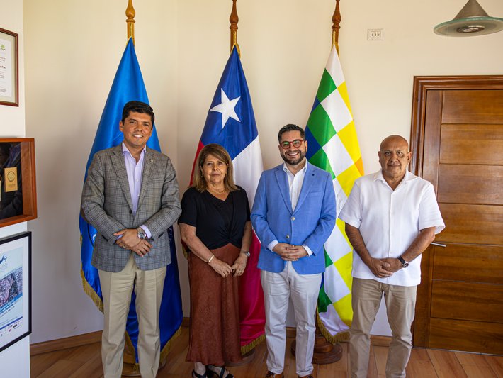 Face_Unap_DEC's tweet photo. Nuestro Decano Sr. Samuel Torres A. y el Director de Docencia, Sr. Orlando Hernández I., participaron del inicio de clases en la comuna de Alto Hospicio de las carreras de Ingeniería en Administración de Empresas e Ingeniería en Administración Logística ambas impartidas por FACE. https://t.co/M1uZAcl2l9