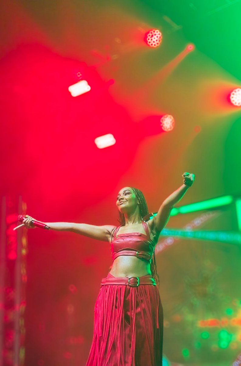 been editing some piccies from my Leigh show last weekend and I can’t wait to share more ❤️💚

<a href="/LeighAnneMusic/">Leigh-Anne</a>