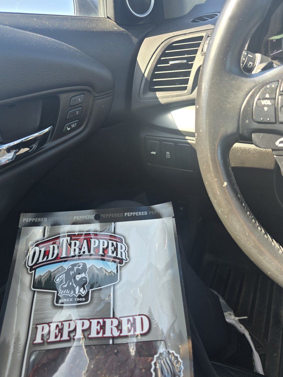 smackelford's tweet photo. @jimrome Rome, my beef is I'm headed to Denver to see Sublime at RedRocks tomorrow and it's supposed to snow 3"-5"...
War the best road snack know to man! #OldTrapper
#WhatsYourBeef
#JimRomeOnX https://t.co/8RCN64uTe3