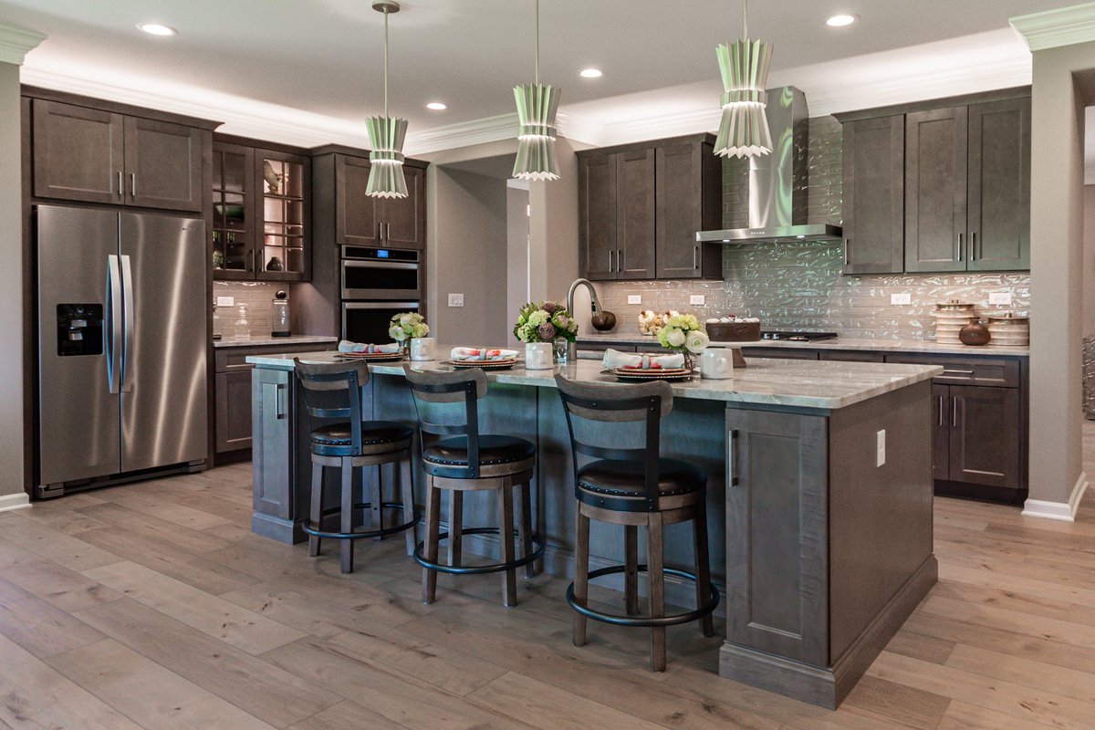 HomeChannelTV's tweet image. Warm Kitchen Design with oversized island!
🎥Follow us for weekly Home Tours, Remodels and Design Ideas! - homechanneltv.com
.
#hometours #housetours #newhomes