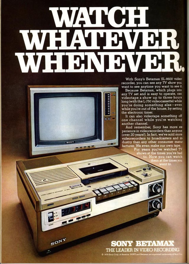 Kabeto_b's tweet photo. En 1975, Sony lanza el Betamax, el formato pionero en el mercado de la vídeo grabación y cine en casa.
Fue el único en el mercado por casi un año, hasta que se lanzó el formato VHS, creado por JVC y Matsushita (Panasonic).
#Betamax #Sony 📼 https://t.co/9hmnzg5lGU