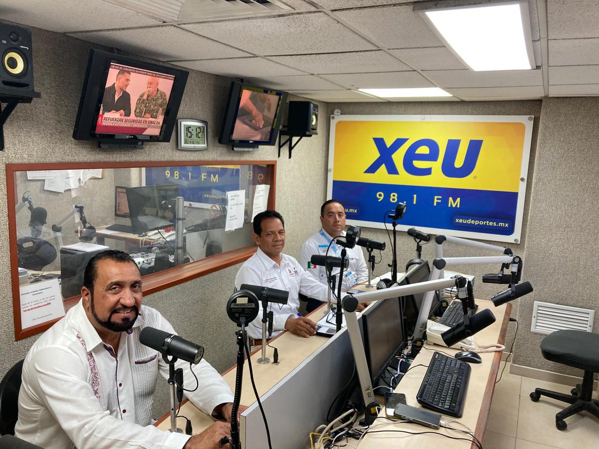 xeunoticias's tweet photo. Hoy en #PeriodismoDeAnálisis de #XEU con el tema:

🚦 ¿Cuáles serían los beneficios de que estuvieran sincronizados los semáforos de Veracruz y Boca del Río?

Invitados especiales: @AlejandroGómez Barquín, Consejero De @Bomberos_Boca 

Luis Felipe Marín Urías, académico de la facultad de Ingeniería Eléctrica y Electrónica de @UVeracruzanaMx 

Arq. Francisco Hernández Martínez.
Subdirector de Movilidad, Ingeniería y Cultura Vial @ayunta 

Samuel Aguilar, director de Tránsito Municipal de @_BocadelRio  

🎙️ Conduce:@JoelCruzAr
Escúchanos en el #98.1FM y en internet 👉