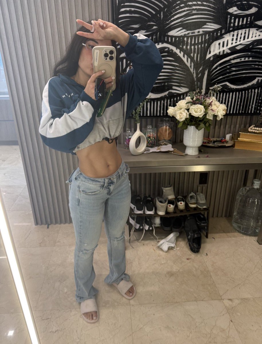 Angievarona tweet media