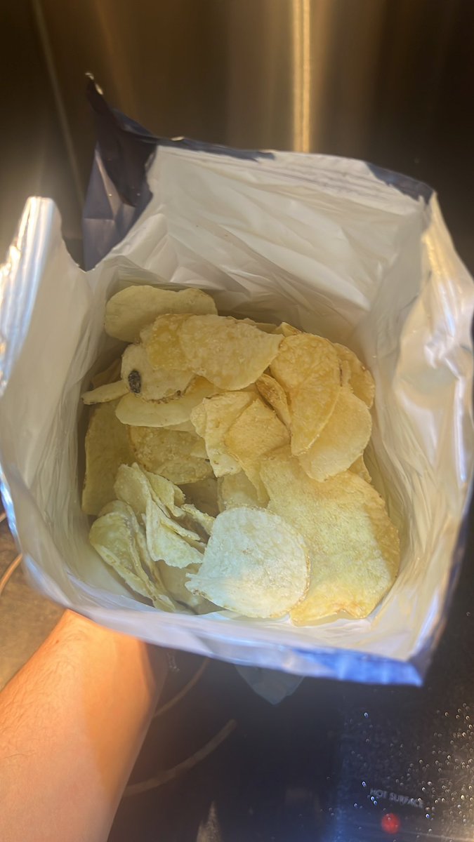 julpsg09's tweet photo. @kettlebrand those chips taste like burnt vegetable oil.. that ain’t normal🤢 https://t.co/huBXHFFzUk
