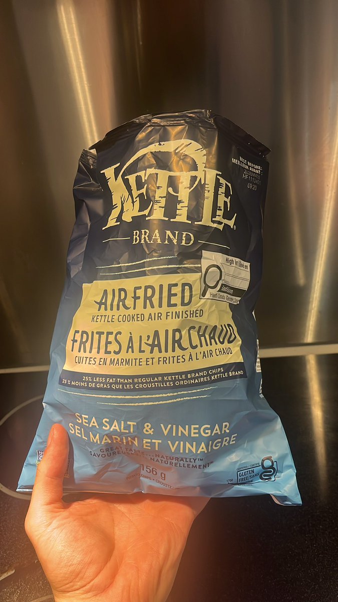 julpsg09's tweet photo. @kettlebrand those chips taste like burnt vegetable oil.. that ain’t normal🤢 https://t.co/huBXHFFzUk