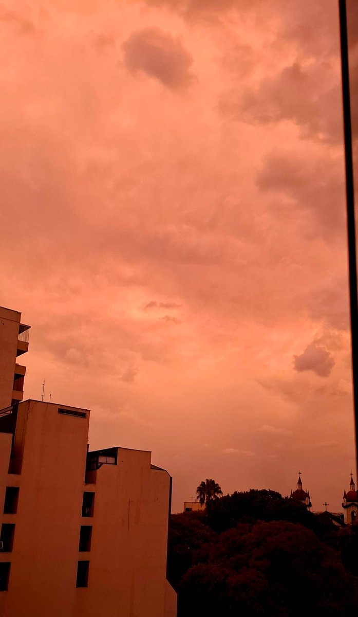 pedromoraes85's tweet photo. O céu de Porto Alegre agora há pouco https://t.co/uJaxAvEXyU