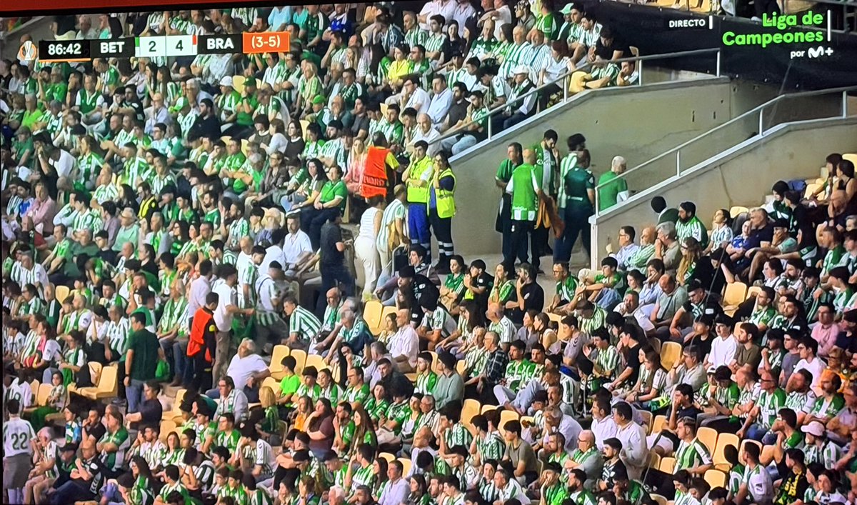 ElSevillismo_10's tweet photo. @ZonaMixta__ @14eduSanina JAJAJAJAJAJAJA peligro de que les metan 5.

Han visto que estaba saliendo todo el estadio y han tenido que decir algo para salvar el manquepierda.

TRISTES, CUTRES, LAMENTABLES Y PERDEDORES. https://t.co/f4YciyeMaF