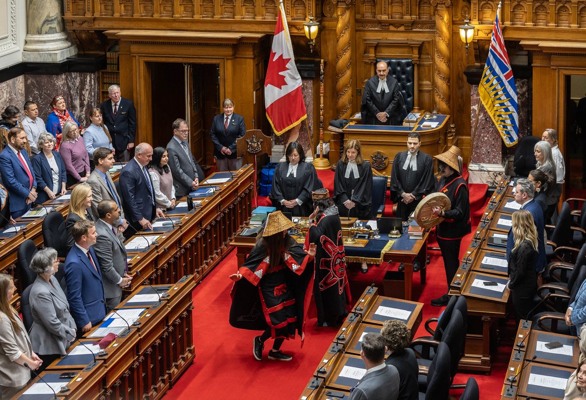 BCLegSpeaker's tweet photo. 1/2 This week @BCLegislature, @SChandraHerbert introduced two pieces of treaty legislation in the House-one with K’ómoks First Nation and the other with Kitselas First Nation.

Standing Order 25C allowed me to work with House Leaders (@mikefarnworthbc, @a_warbus, and MLA Rob Botterell) to welcome K’ómoks First Nation Chief Councillor Hegus Malidi / Nicole Rempel and Kitselas Nation Deputy Chief Councillor Cyril Bennett-Nabess to address the House, as well as to incorporate ceremonial elements supported by each Nation into the proceedings. Members were treated to a performance by the K’ómoks Cultural Group and a welcome song by Kitselas Nation Elder Tax’ayee / Anne McDames. 

Two truly momentous occasions.