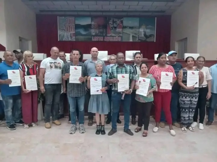 A  propósito  del  aniversario 65  de la fundación del PCC  se reconoció en #CiegodeAvila
a fundadores, trabajadores y cuadros del PCC, quienes dedicaron décadas al fortalecimiento de esa organización política.
#DGEMCiegodeAvila
#CubaEstáFirme