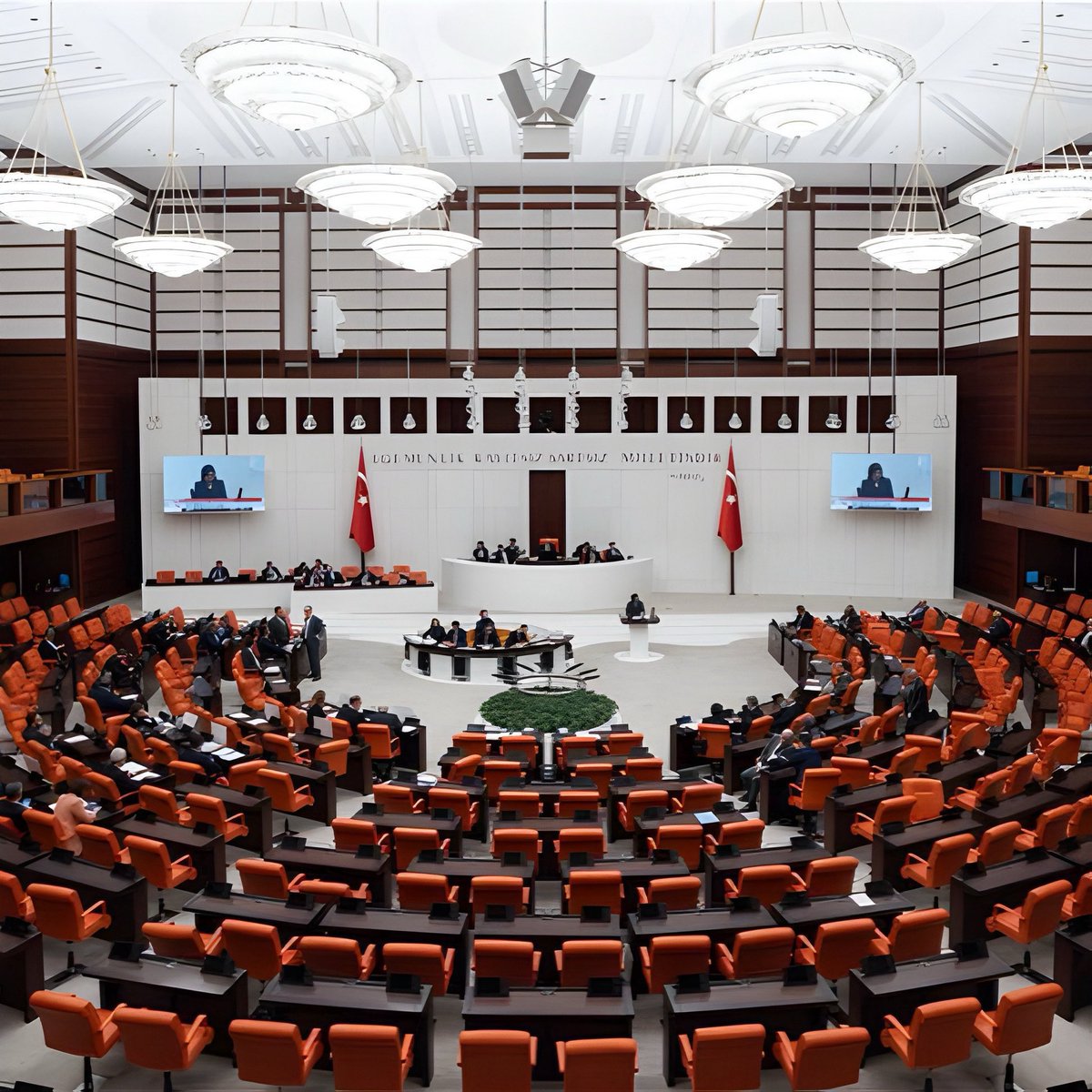 MEB’in 2026 yılı bütçesinin görüşüldüğü TBMM Plan ve Bütçe Komisyonu toplantısında, okullara 65 bin güvenlik görevlisi atanması için verilen önerge, AKP ve MHP oylarıyla reddedildi.

Kasım 2025’teki görüşmelerde AKP Milletvekili Ejder Açıkkapı, “Bu, eski Türkiye manzarasıdır”