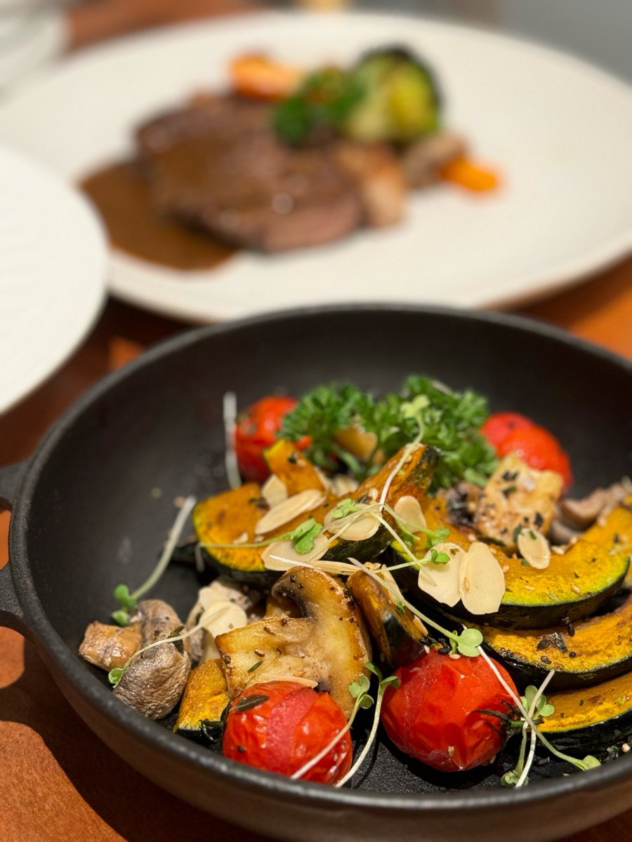 yutadabedabe's tweet image. Festive Bites Alert! Try our Christmas Turkey Sliders (with cranberry sauce + herb mayo) u0026 Spiced Apple Cider—only this week! Perfect for quick festive feasts.  #HolidayEats #LimitedTimeOffer