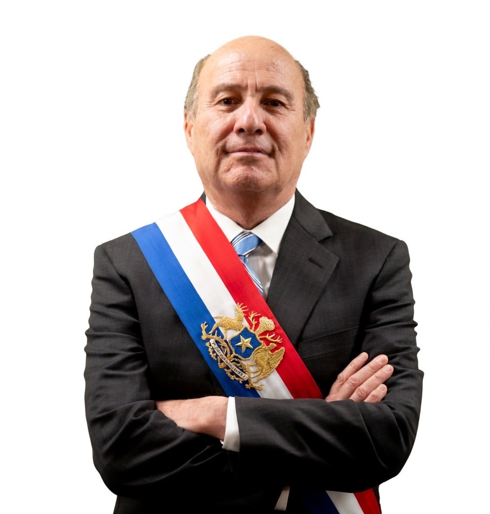 Quiroz,
el involucrado en:

- la colusión de los pollos,
- la colusión de los medicamentos,
- la Ley de Pesca,
- entre otras defensas a multibillonarios

Es EL VERDADERO PDTE DE CHILE.

Nadie le discute, nadie lo cuestiona.
Ni siquiera Kast.

.