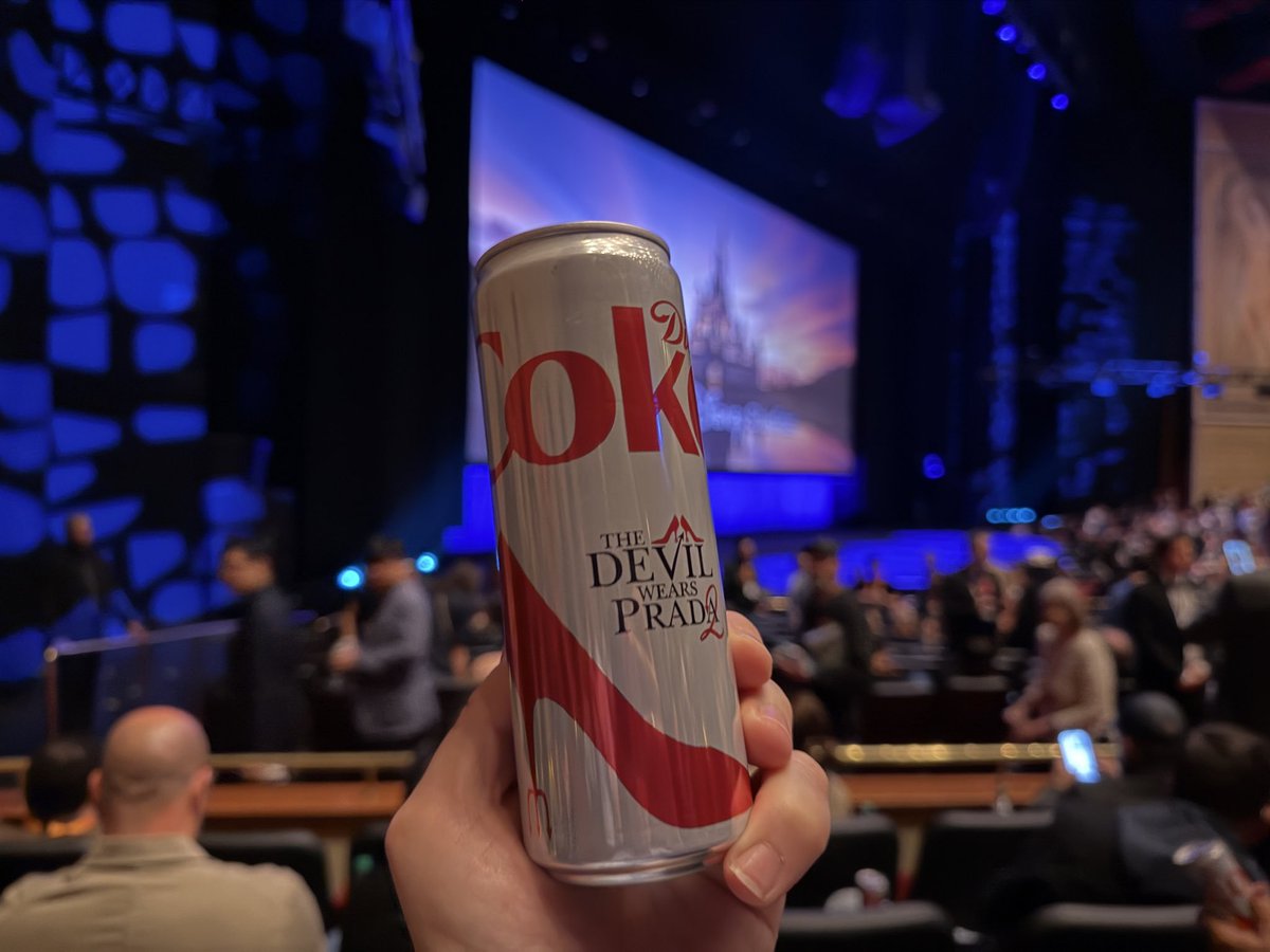 QuidVacuo's tweet photo. Además de palomitas están dando Coca-Cola tematizadas de 'THE DEVIL WEARS PRADA 2' https://t.co/dOVeE6e0bA