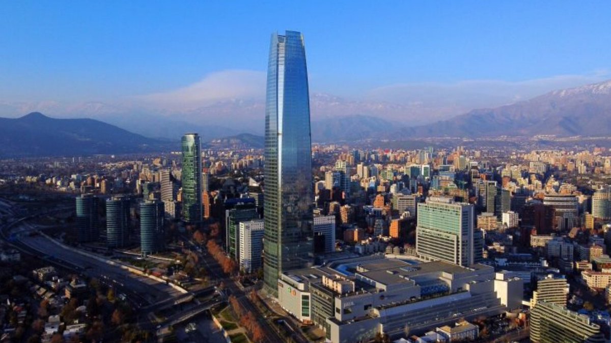 Chile alcanza el primer lugar en prosperidad regional 🇨🇱🏆

Nuestro país lidera el ranking IMD en América Latina y el Caribe, destacando por su apertura comercial, conectividad digital y un entorno confiable que impulsa la inversión. 🌐📈

Lee más en 👉 bit.ly/4tfDeWa
