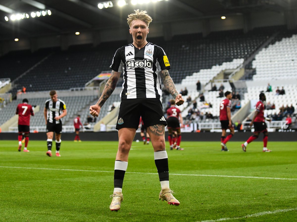 NUFCs's tweet photo. ⚫️⚪️🚨 سيغادر ألفي هاريسون نيوكاسل يونايتد هذا الصيف دون أن يخوض أي مباراة رسمية مع الفريق الأول ، حيث سينتهي عقده نهاية هذا الموسم ..

- اللاعب قَدِمَ من مانشستر سيتي عام 2024 في صفقة تضمنت حوافز ومكافآت إضافية مرتبطة بالآداء وسط توقعات كبيرة حول اللاعب .. #NUFC https://t.co/NLSe6iBT80