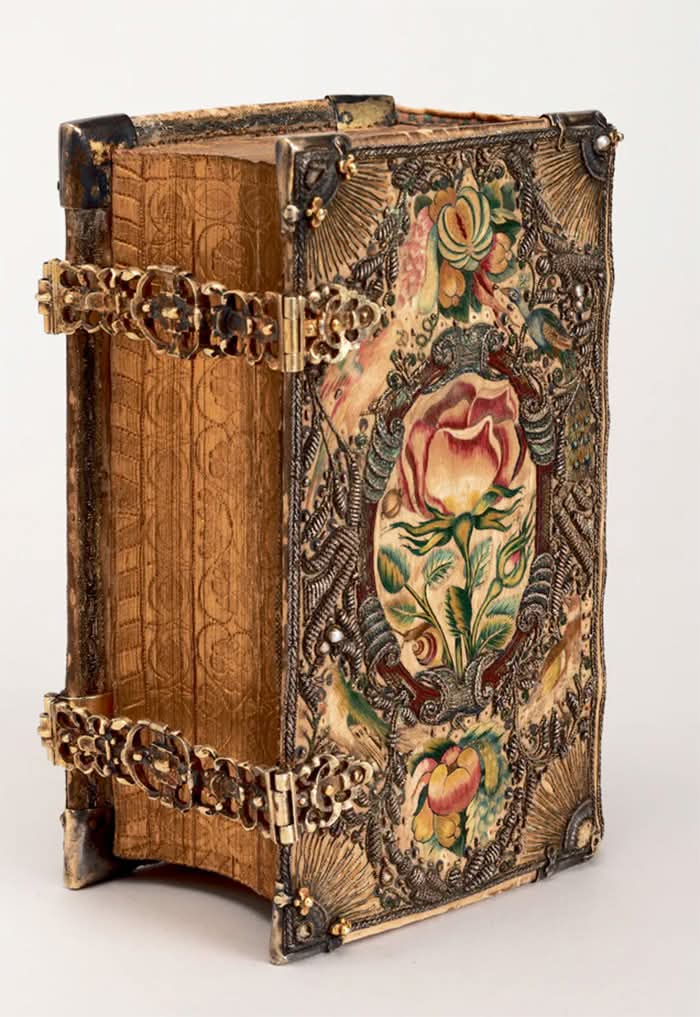 Dina_Shakti's tweet image. "For the love of books...'Voet-pat der eenvoudigher menschen' (The Pathway to Heaven for Simple People), by Arthur Dent, 1614, the collection at the National Library of the Netherlands (Koninklijke Bibliotheek) in The Hague."

#bookish #musetouch