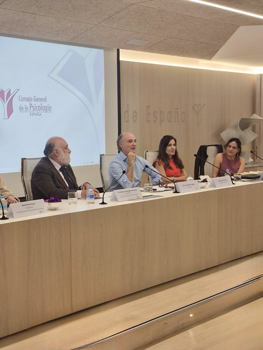 RaquelYevenes's tweet photo. Presentación del libro El algoritmo del miedo. Radiografía del acoso escolar https://t.co/z5c9moHm39