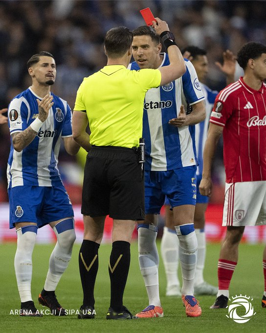 Koszmar Jana Bednarka 🇵🇱 ❗️

Polak dostał czerwoną kartkę już w 8 minucie meczu, co przeważyło na odpadnięciu z Ligi Europy 🛑

Porto przegrało rewanżowe spotkanie z Nottingham 1:0 ❌

#Porto