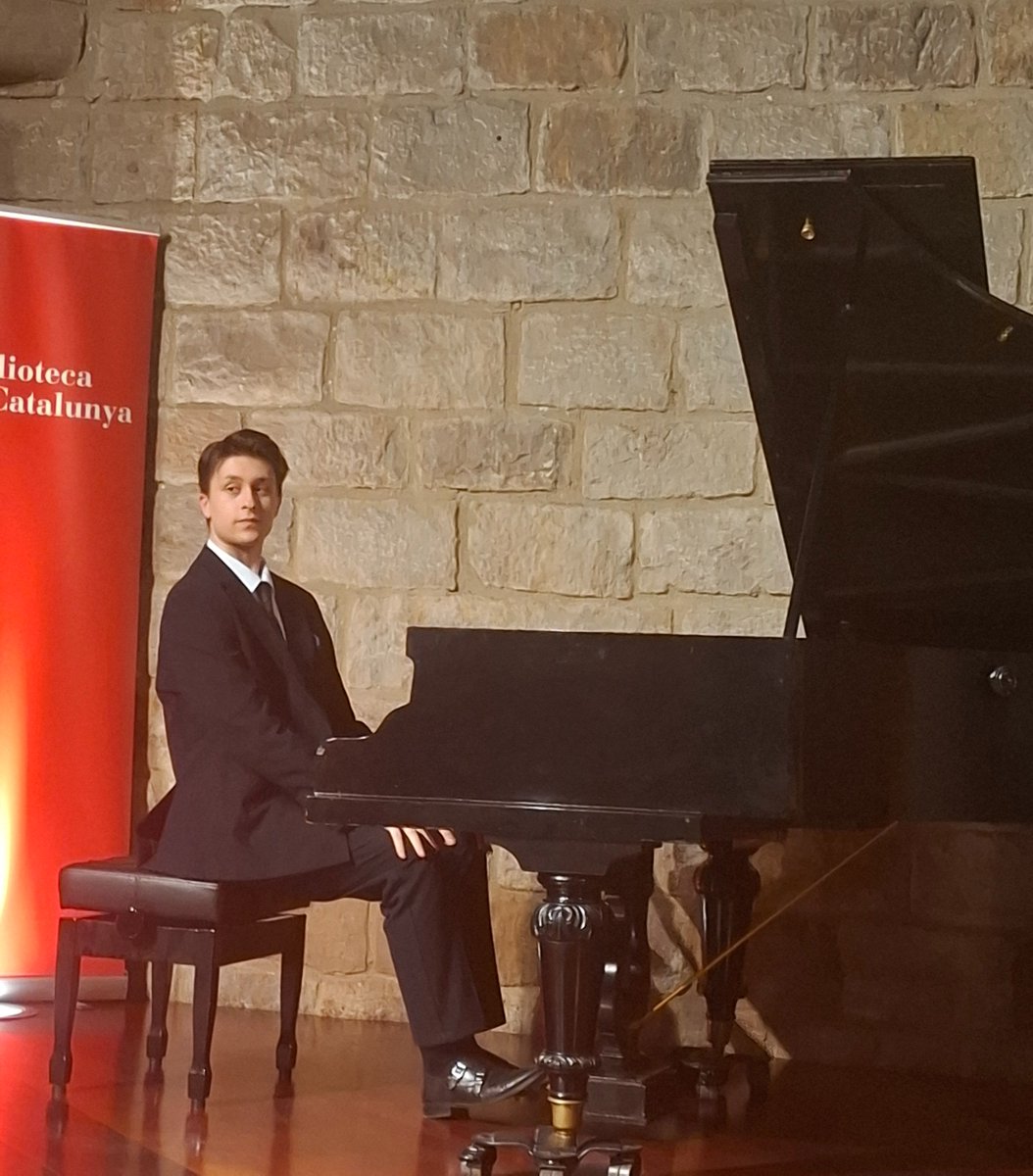 MartaFdezJurjo's tweet photo. Concert d’homenatge a #FredericMompou, a càrrec del pianista #DiegoFerreira. Una iniciativa de la @FundacioMompou i la @BiblioCatalunya, en el dia de l'aniversari de naixement del compositor. El jove pianista belga ha interpretat les dotze primeres "cançons i danses" mompouianes https://t.co/jF1f4p6QAH