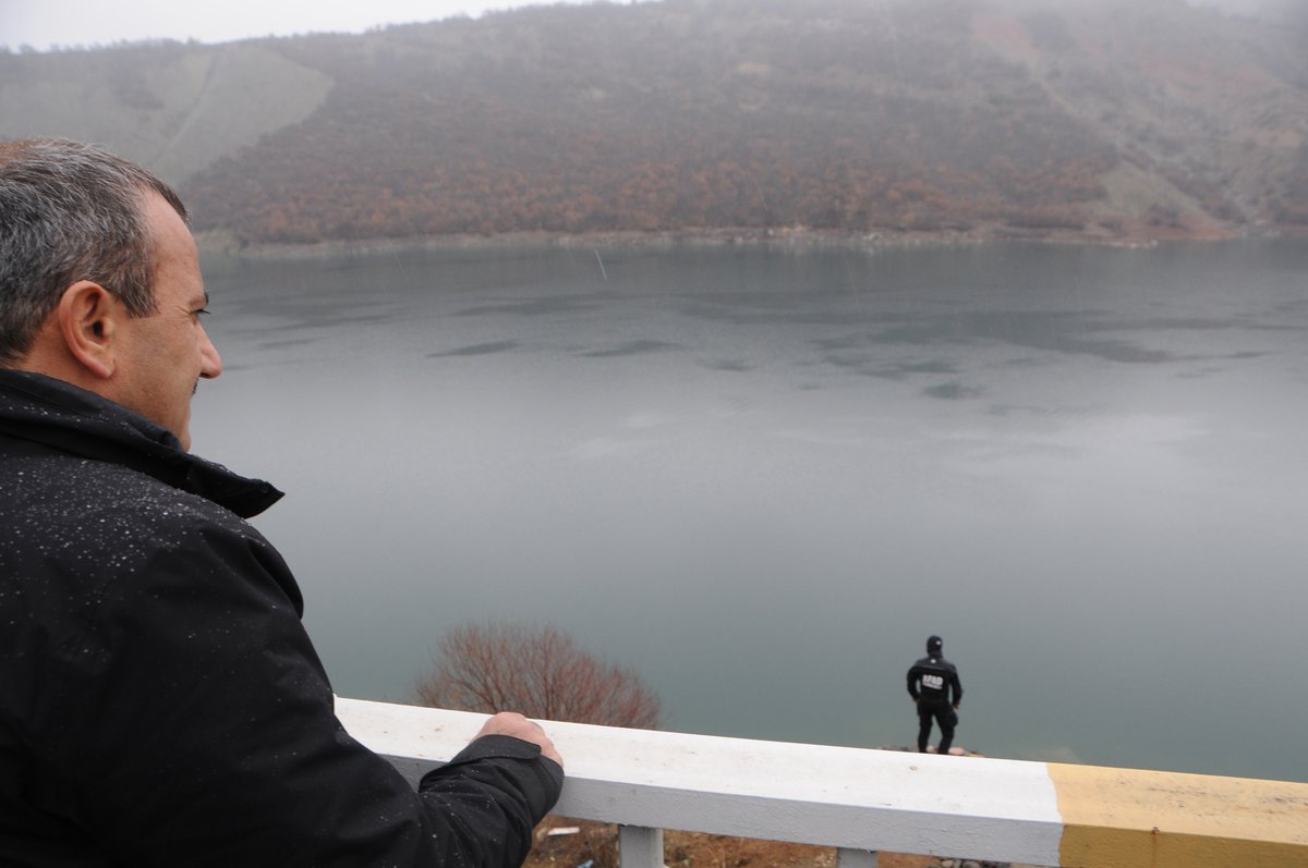 Tuncay Sonel, çizdiği senaryoda kendisi de rol almış bir oyuncu gibi Gülistan Doku'nun kaybedildiği yerde suçluluk duygusu yüzüne vurmuş olarak gazetecilere poz veriyor. Bu fotoğraf karesinde şuan gözaltında olan koruma polisi Şükrü Eroğlu' da hemen vali Sonel'in arkasında