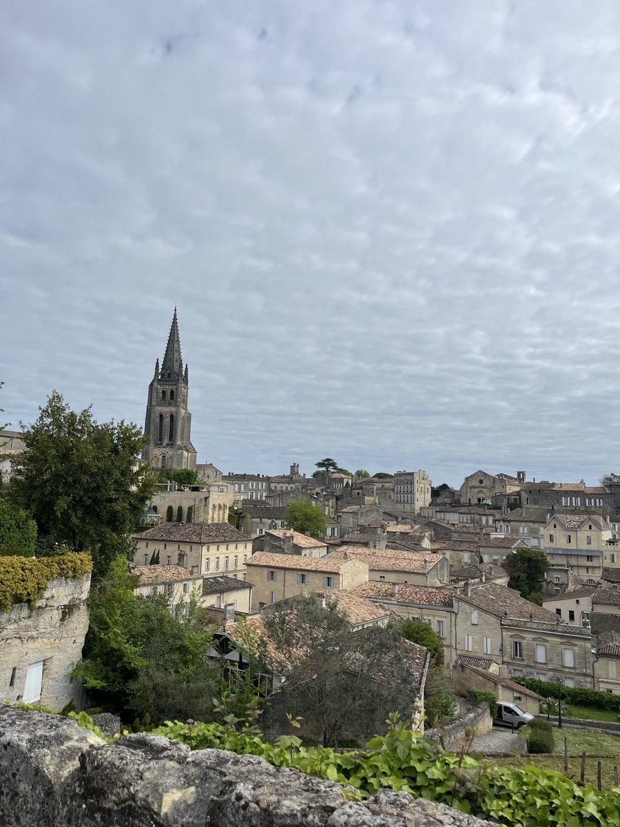 IESJuanaITorde's tweet photo. ✨ Día 4 en Francia 🇫🇷
Hoy hemos podido disfrutar de una Excursión a Saint-Émilion, pueblo Patrimonio de la Humanidad 🏛️ con fascinantes iglesias románicas a lo largo de calles estrechas e inclinadas. Hemos degustado los típicos canelés 😋.
¡Mañana más aventura!
#SaintEmilion https://t.co/RrSV44kA5z