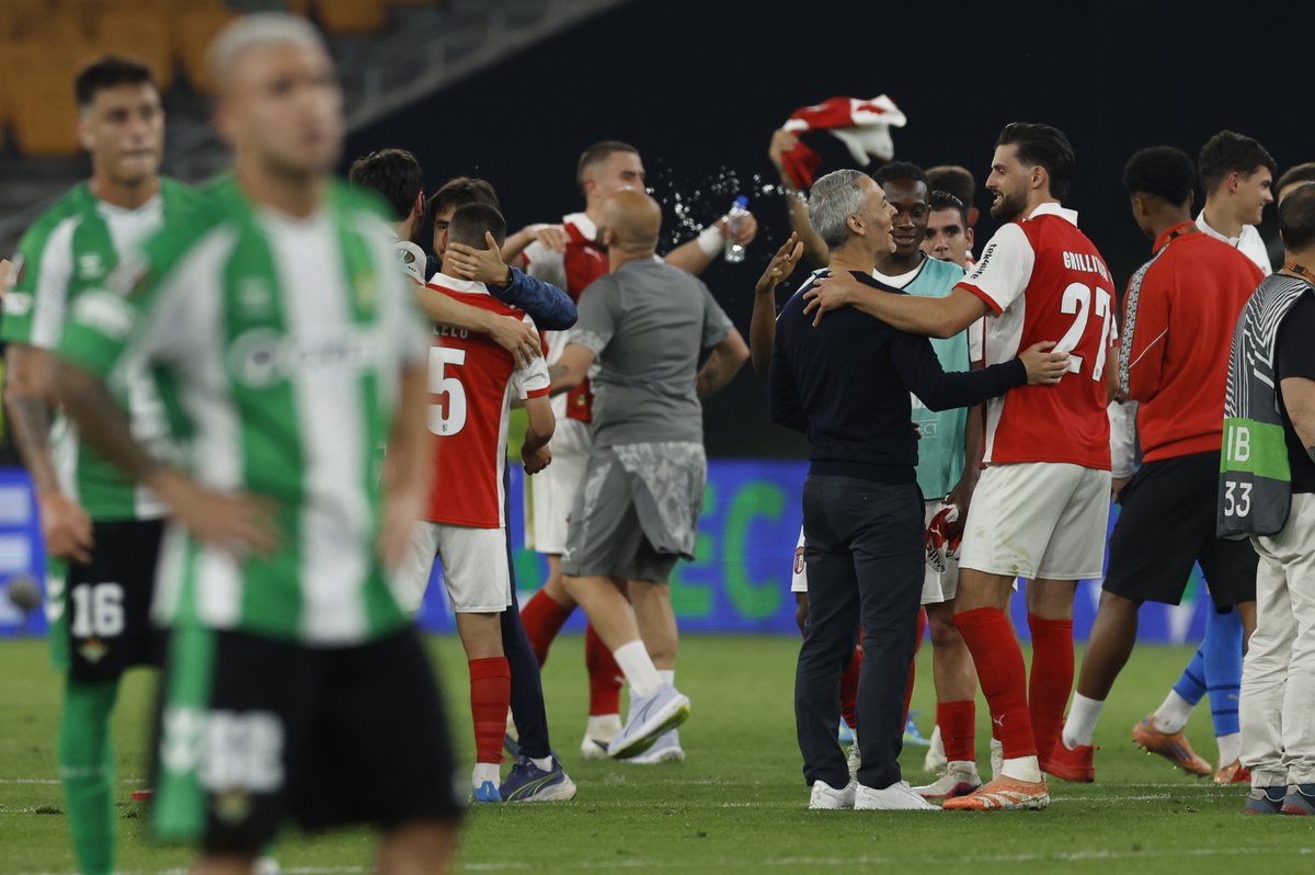 teledeporte's tweet photo. El Betis se deja ir contra el SC Braga y acaba eliminado de la Europa League.

El conjunto verdiblanco paga una segunda parte desastrosa y queda eliminado.

✍️ @javibastida10 

https://t.co/R8jiXXbbtC https://t.co/M9xZVO1kVu