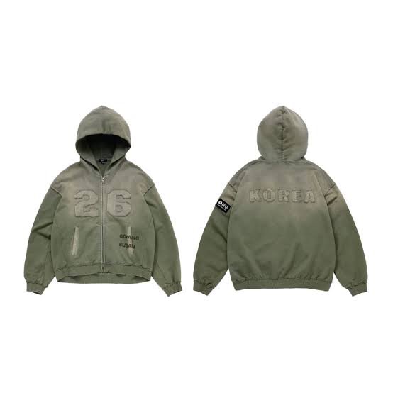 tsessss's tweet photo. Hello! If by any chance someone is selling this hoodie xl size pls contact me!
didn’t manage to get it but really want 🥺  

안녕하세요! 혹시 이 후드티 XL 사이즈 판매하시는 분 계시면 연락 부탁드립니다!
구매를 못 했는데 정말 갖고 싶어요 🥺

#BTS #BTS_ARİRANG https://t.co/yRx8yMmjbj